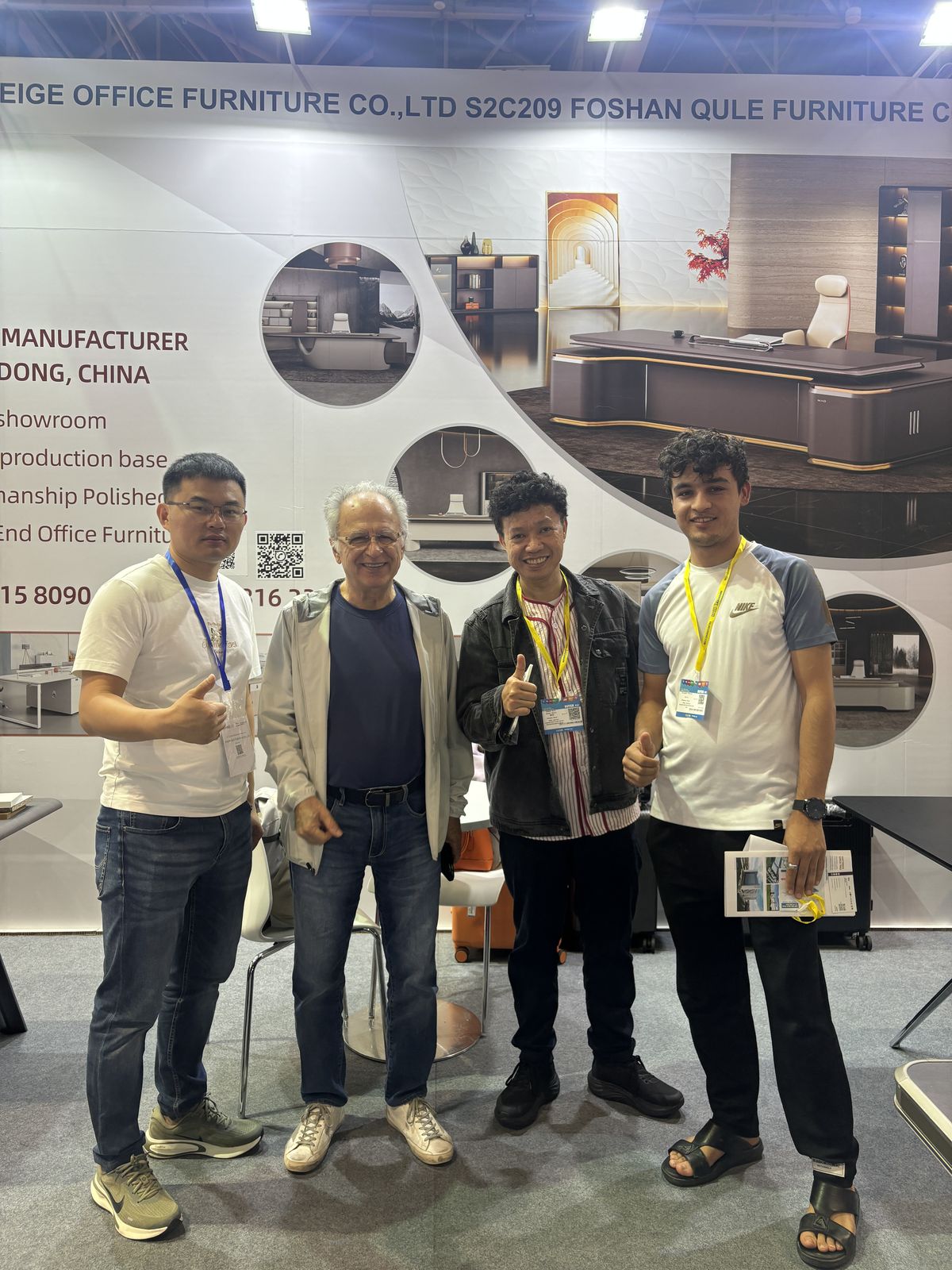 Group photo with visiting buyers in Dubai