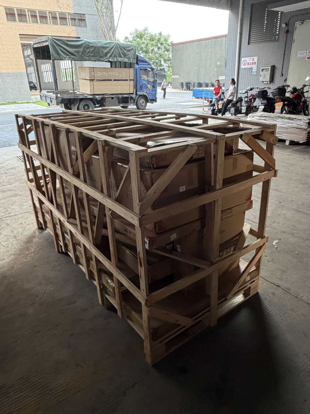 Solid wood crate for fragile items